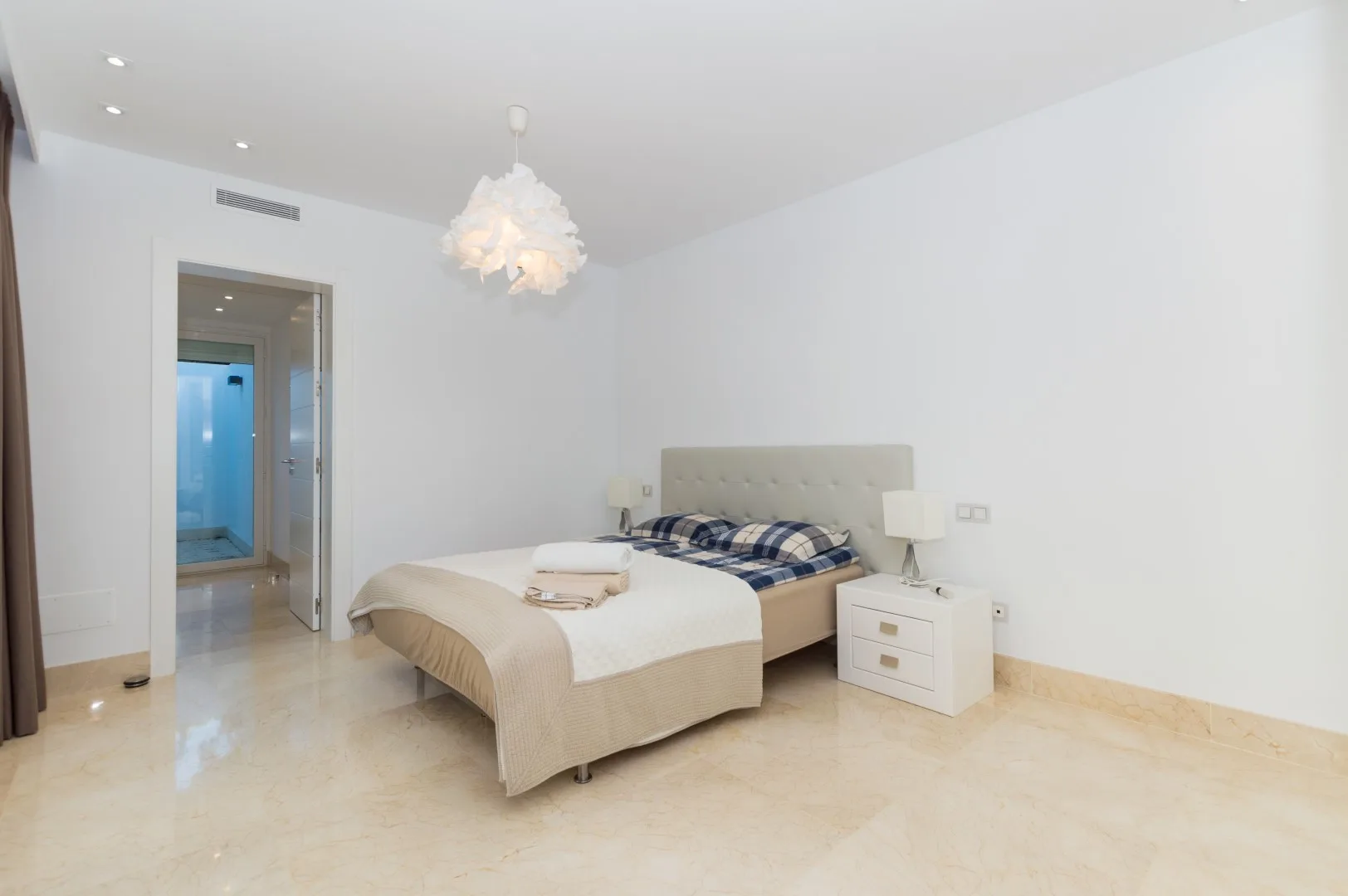 Villa · Marbella · (300-00827P)