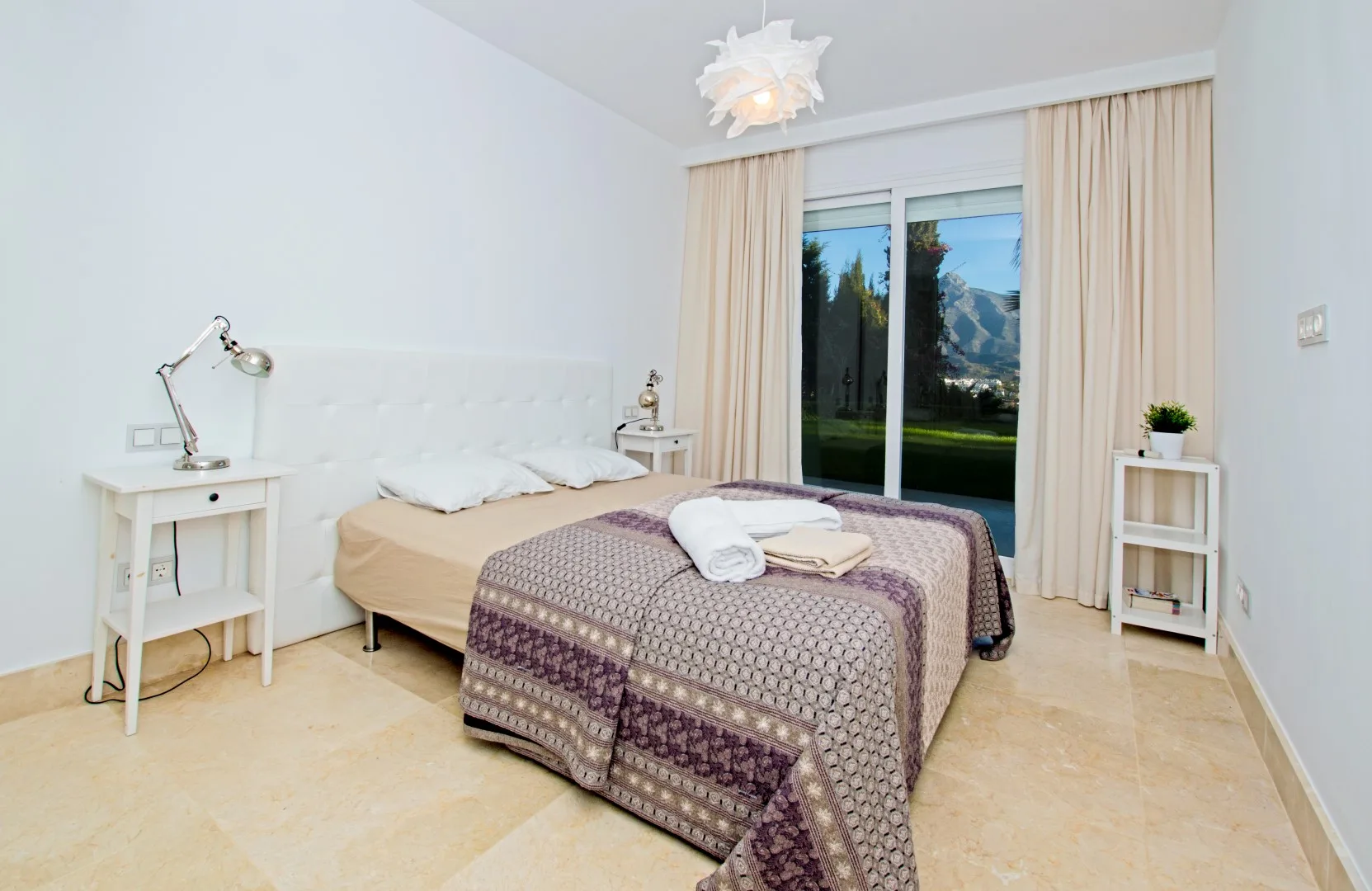 Villa · Marbella · (300-00827P)