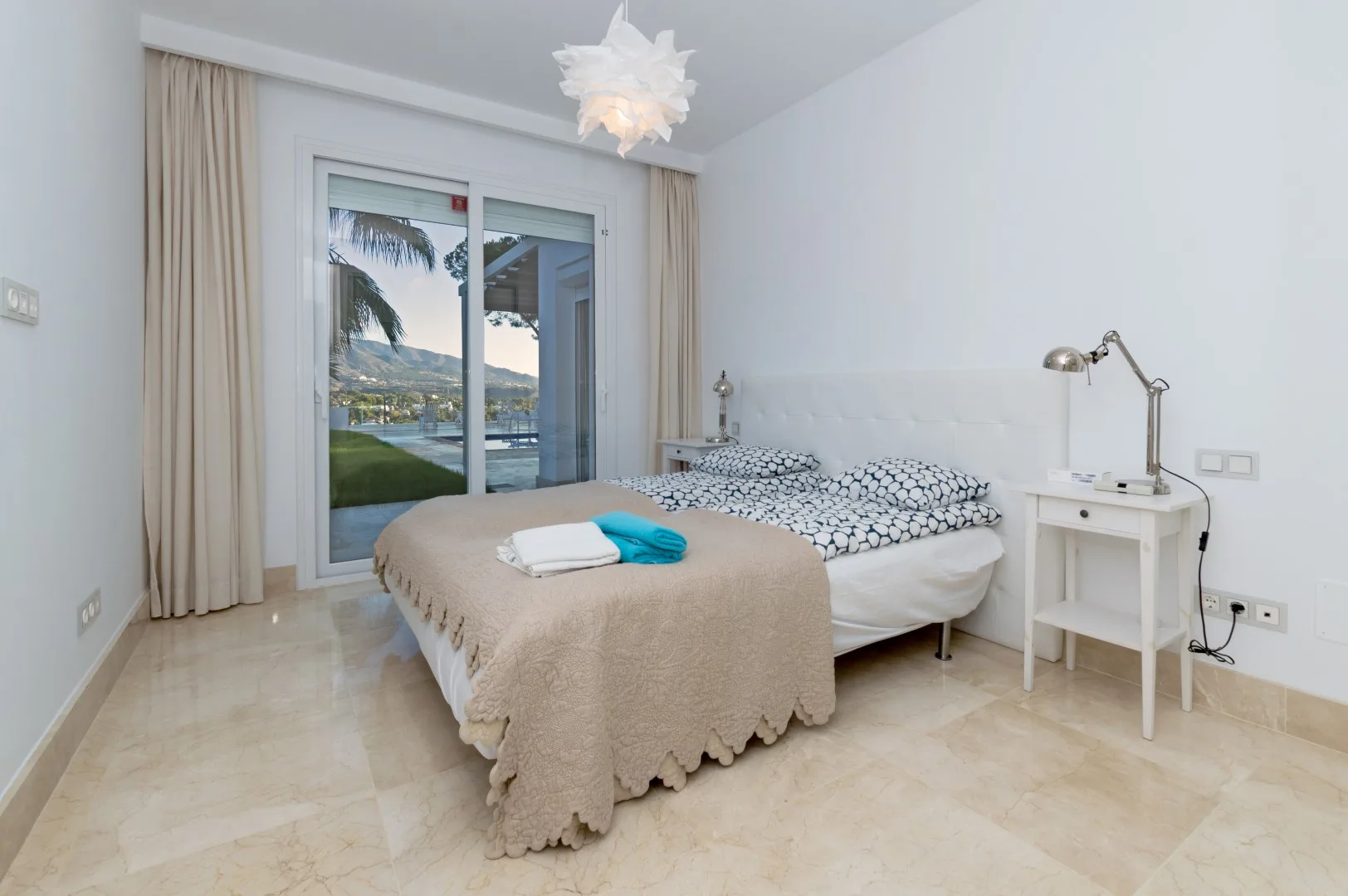 Villa · Marbella · (300-00827P)