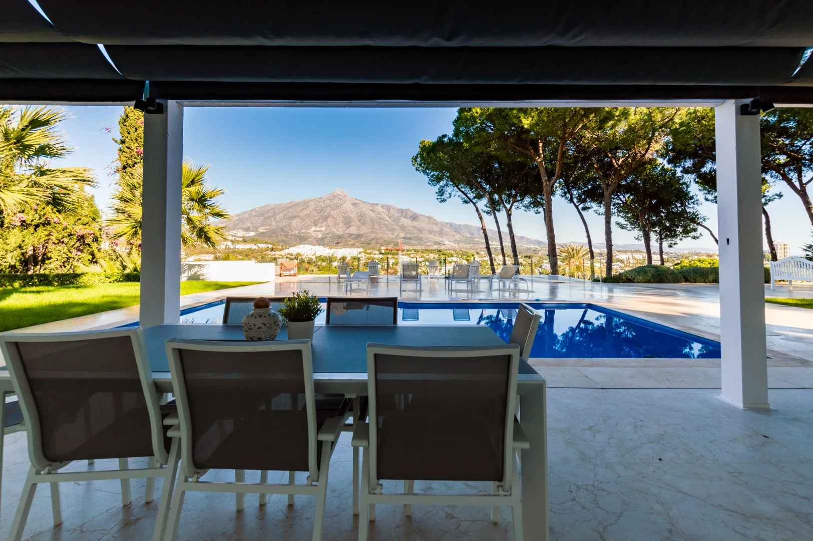 Villa · Marbella · (300-00827P)