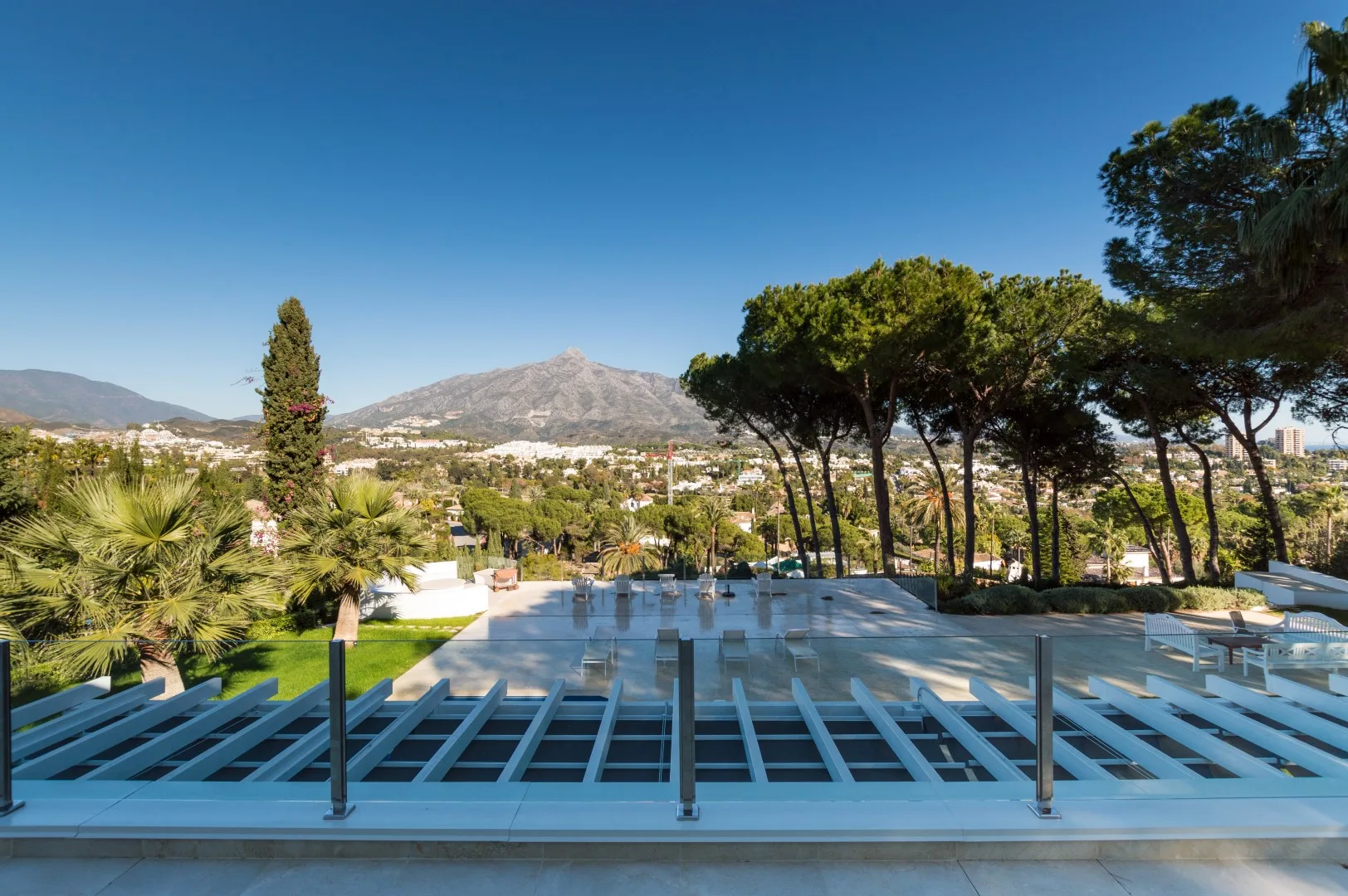 Villa · Marbella · (300-00827P)