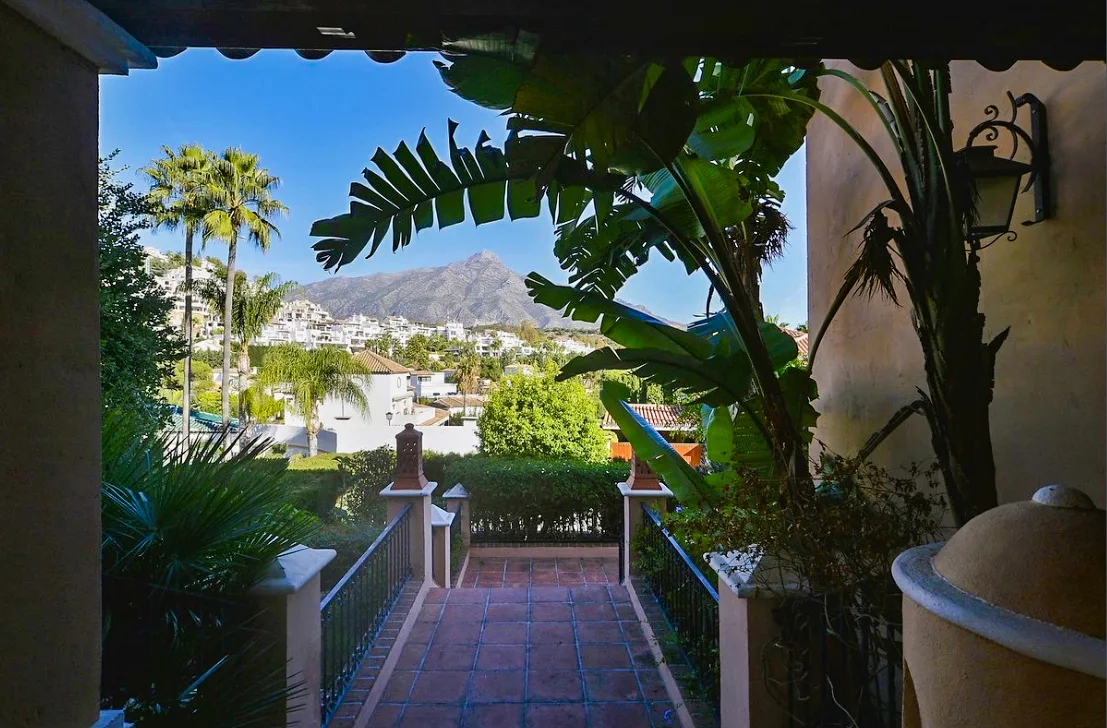 Villa · Marbella · (300-00946P)