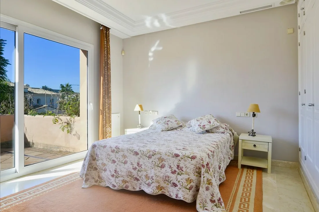Villa · Marbella · (300-00946P)