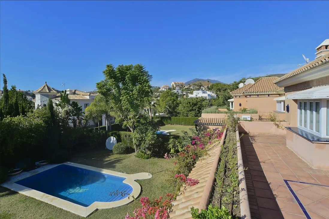 Villa · Marbella · (300-00946P)
